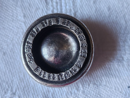 Bouton vintage en métal  pied travaillé 2,5 cm lourd  D5H