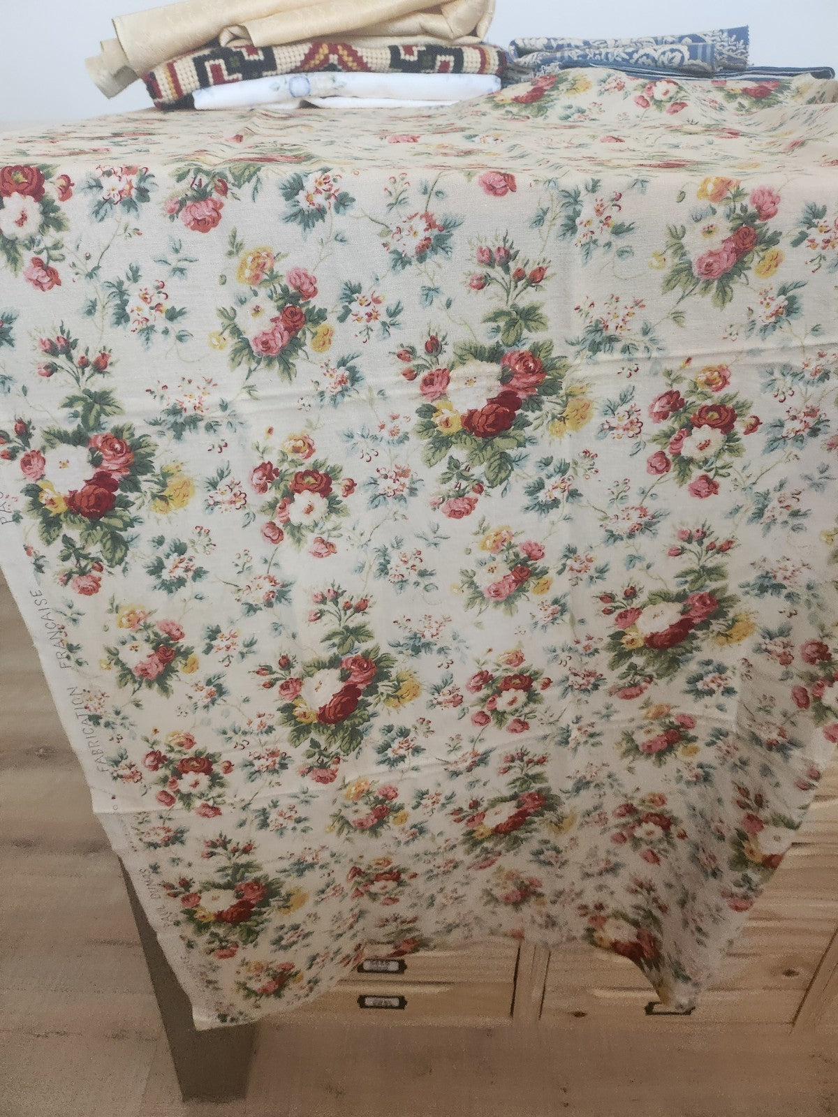 Ancien coupon de tissu fleuri dumas fabrication francaise 119 sur 77 cm B5
