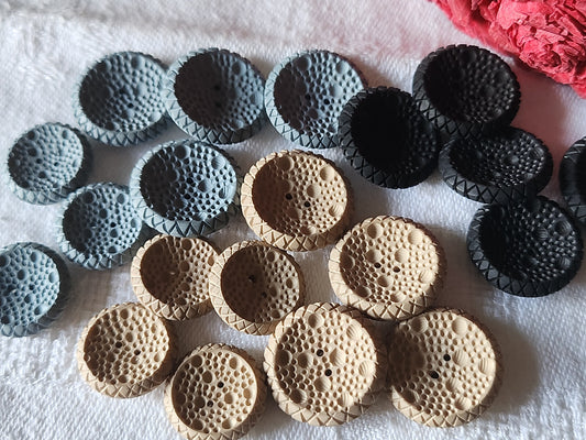 Lot 21 boutons vintage   alveole dentelle relief 1,5 à 1,9  cm ref 3293
