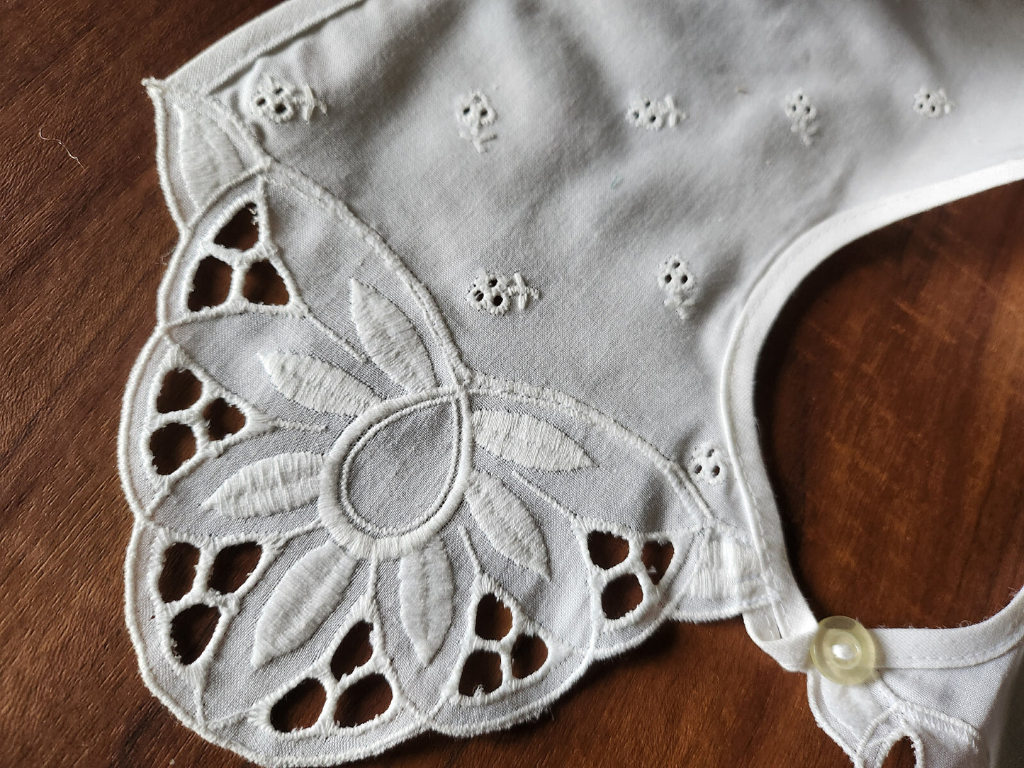 Ancien  col en tissu broderie fleur  travaillé blanc B1-65