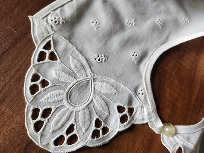Ancien  col en tissu broderie fleur  travaillé blanc B1-65