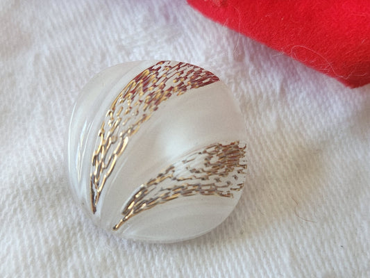 Bouton ancien en verre blanc laiteux doré 2,1 cm pied vintage G17D