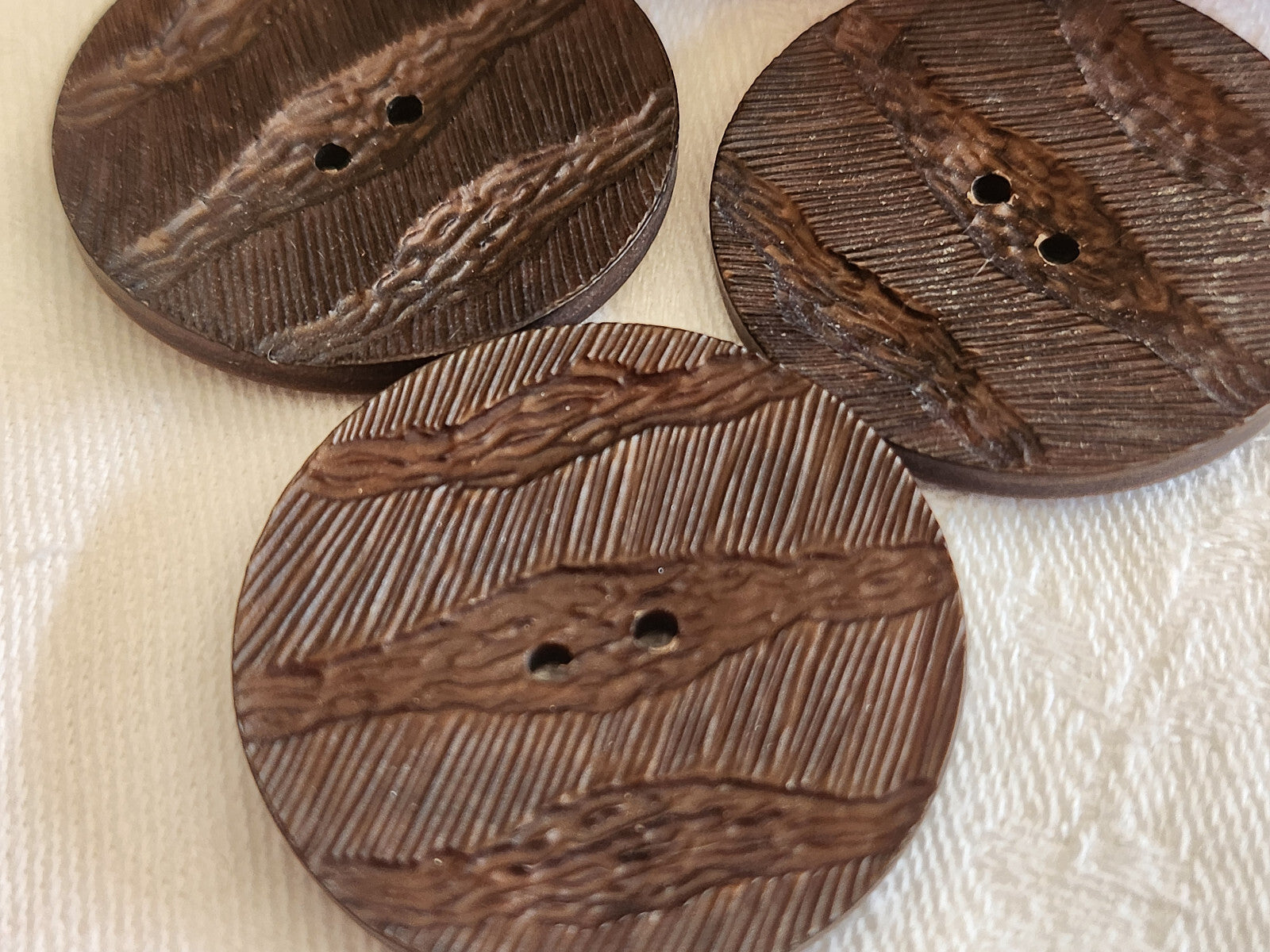 Trio énormes  boutons vintage marron mat texturé 3,4 cm ref 679