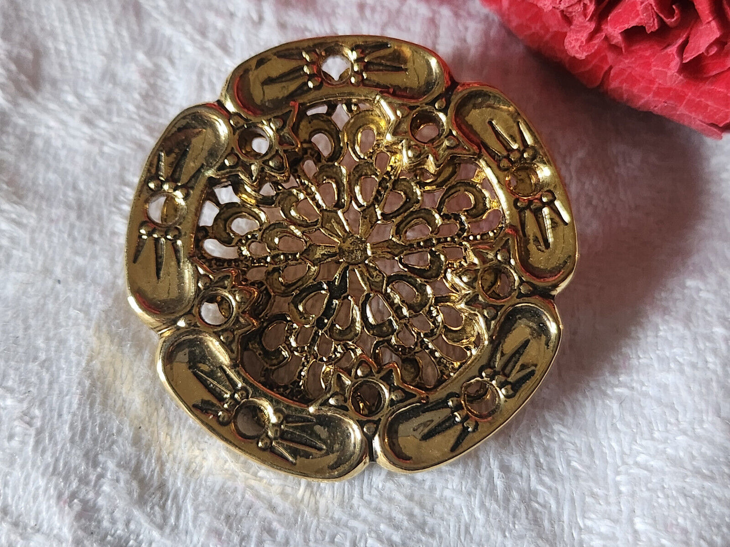 Enorme bouton vintage en métal motif ajouré 3,4 cm ref 621