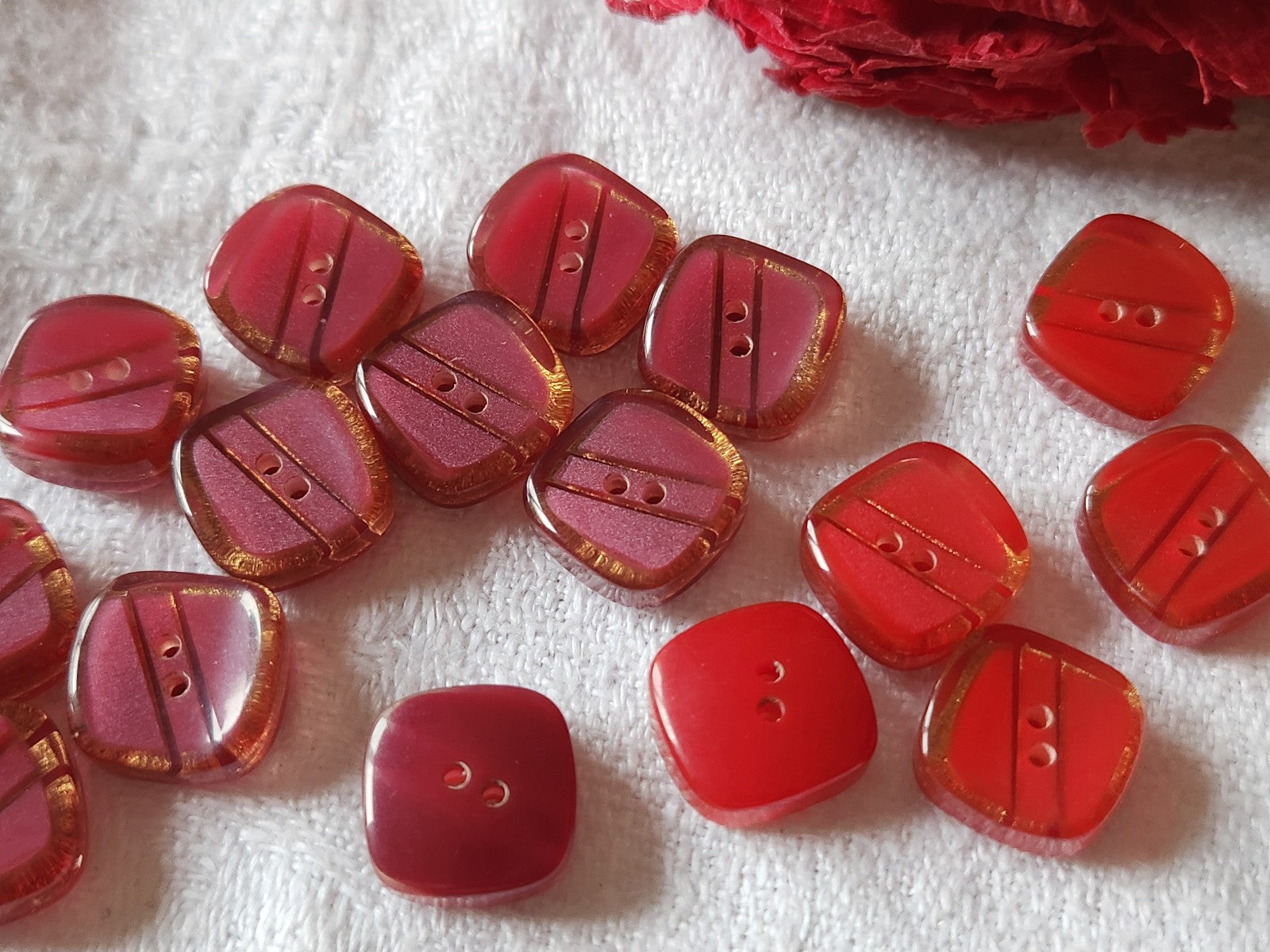 Lot 16 boutons vintage fushia et rouge 2 series mini trous 1,1 cm ref 2695