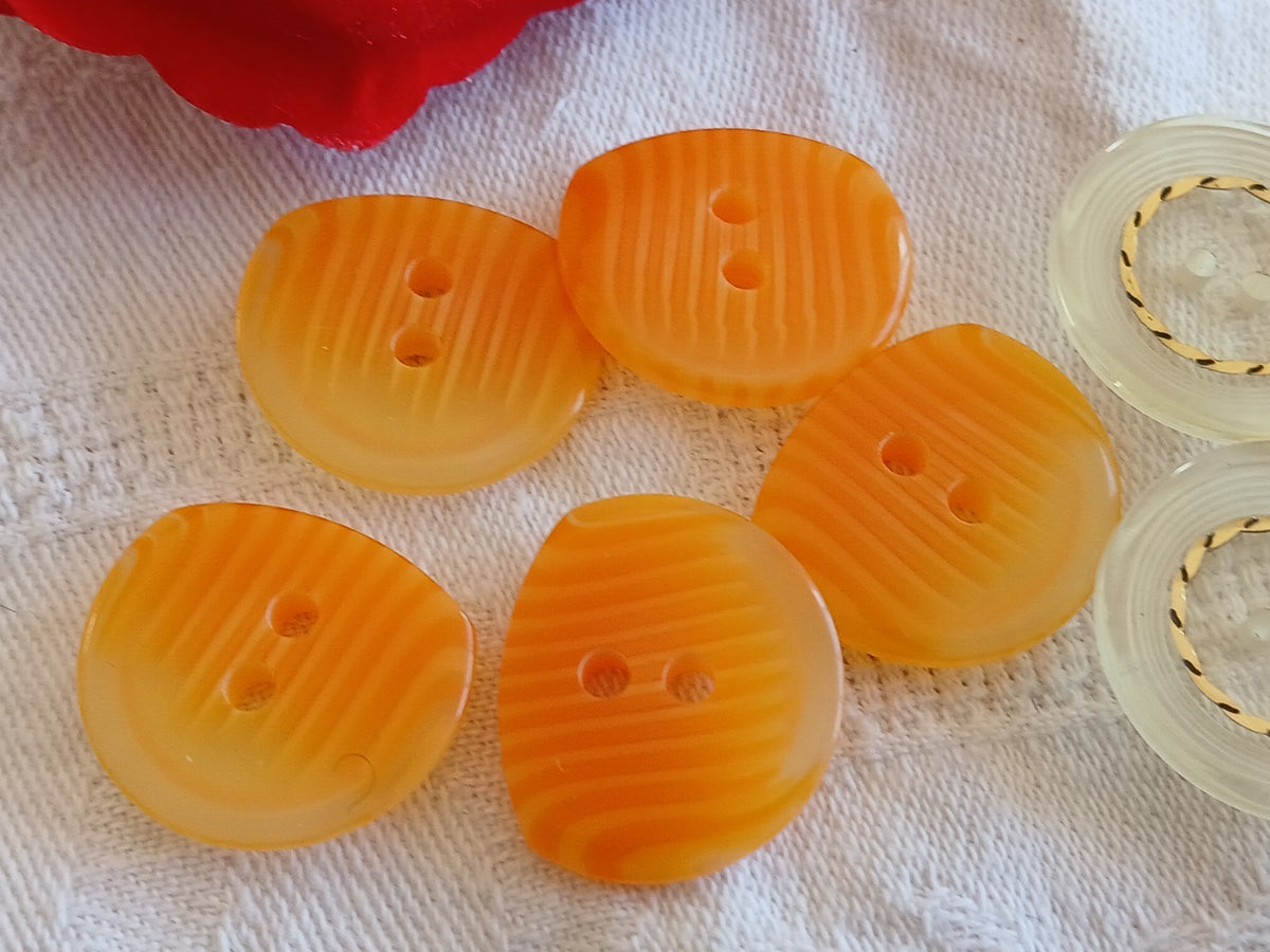 Lot 10 boutons vintage jaune et orange 2 et 2,2 cm ref 6479