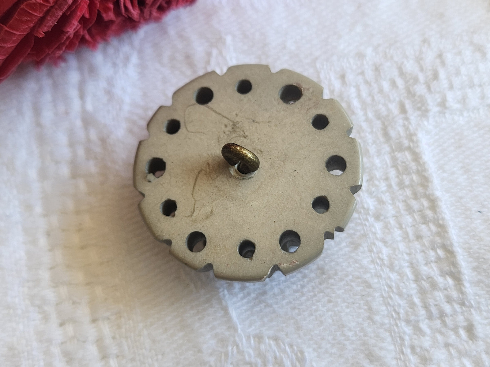Gros bouton ancien collection gris sculpté joli ajouré motif 2,6 cm ref 714