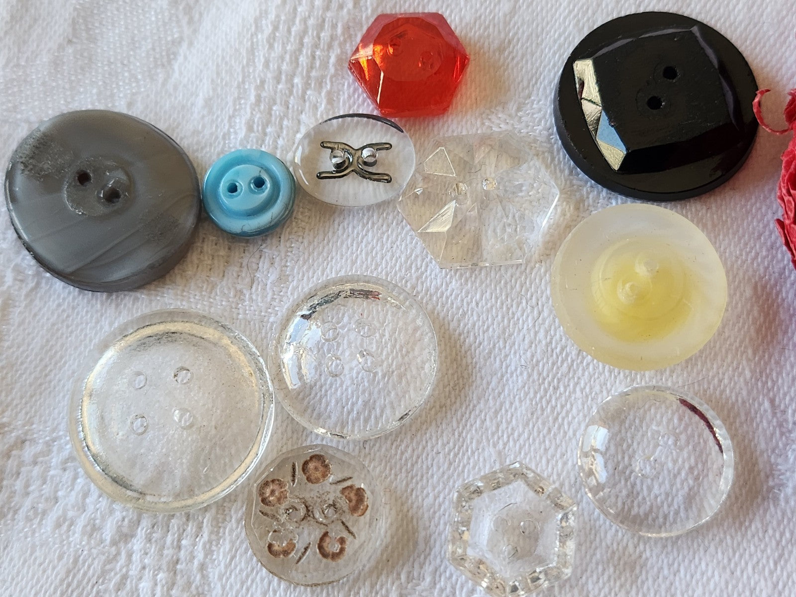 Lot 12 boutons anciens en verre à trous panaché 1 à 2,2 cm ref 5182