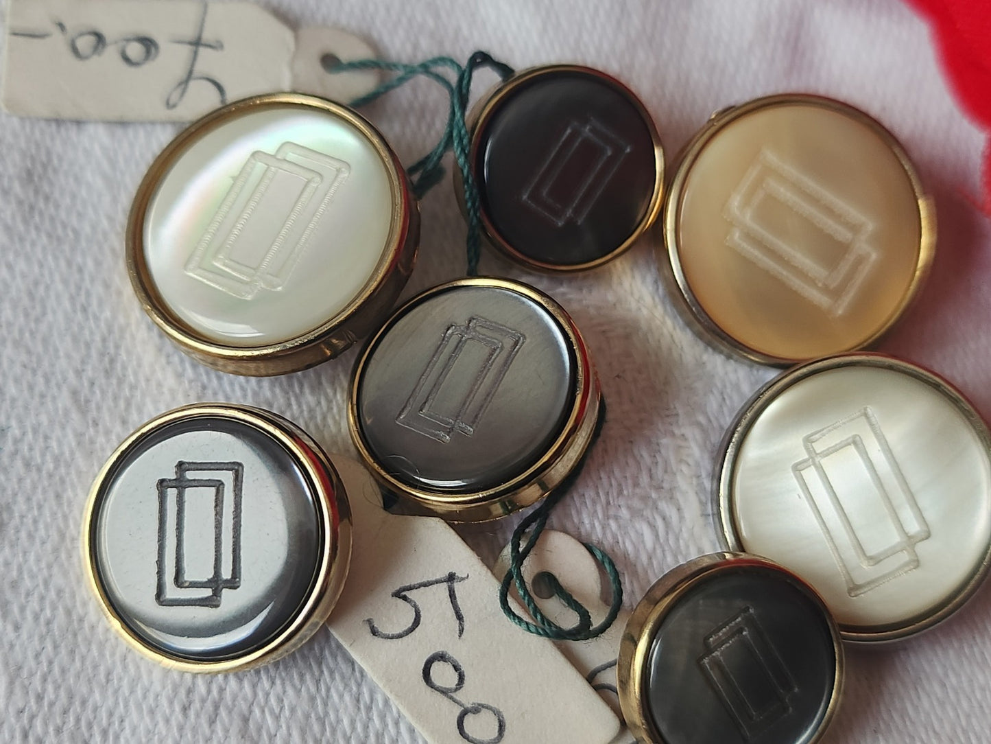 Lot 7  boutons vintage acrylique coeur en nacre 1,2 à 1,7 cm ref 2479