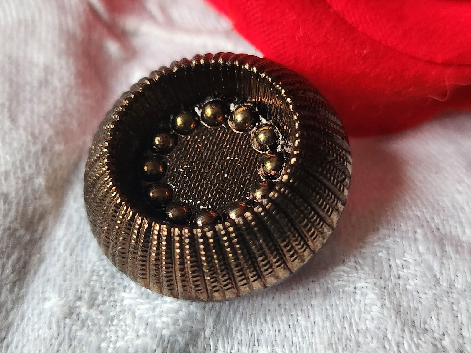 Gros bouton ancien  en verre marron relief 2,5 cm D17I