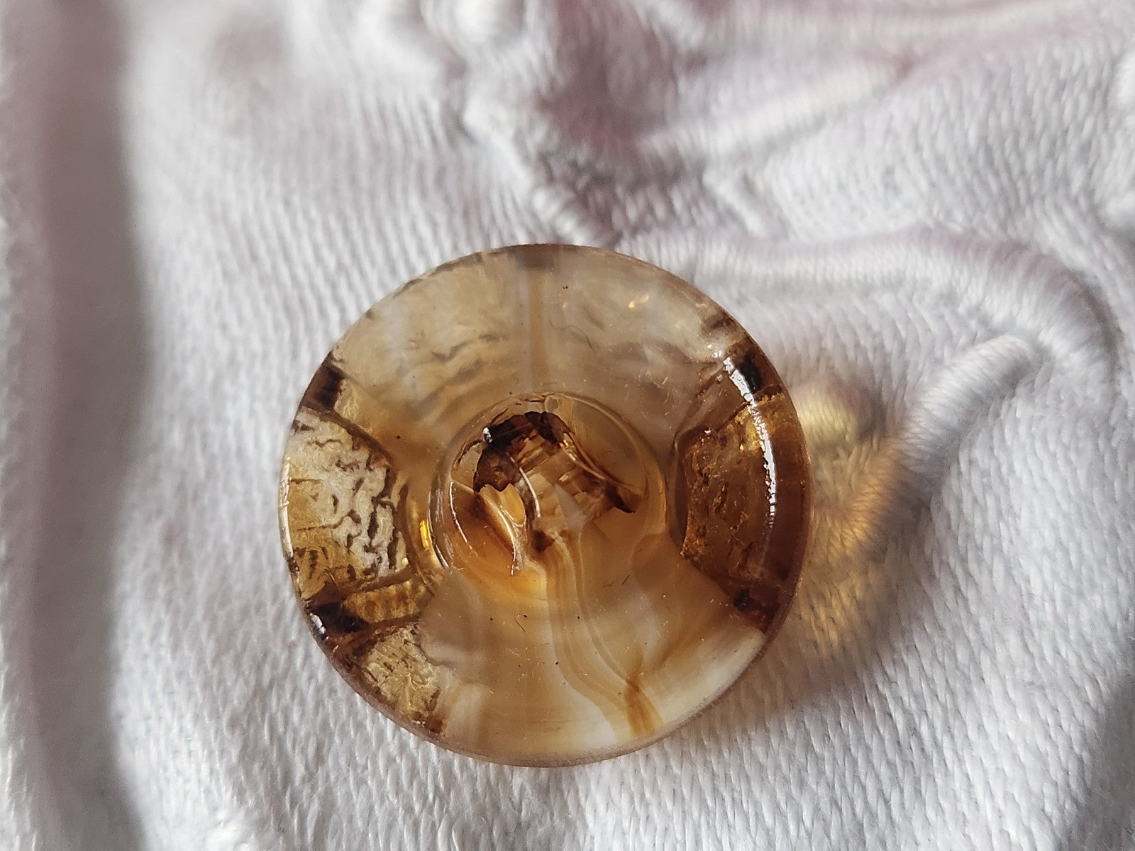 Gros bouton en verre marron caramel  ancien vintage  2,2 cm D13B