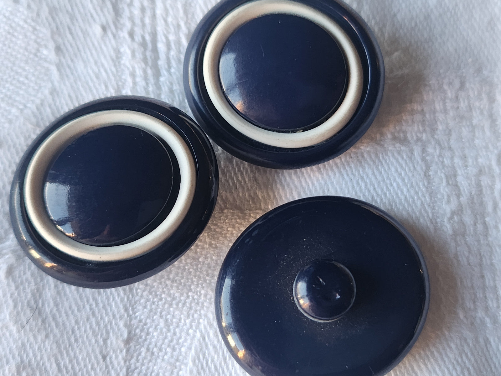 Trio boutons vintage à pied bleu foncé blanc pied  2,4 sur 2,6  cm ref 0027