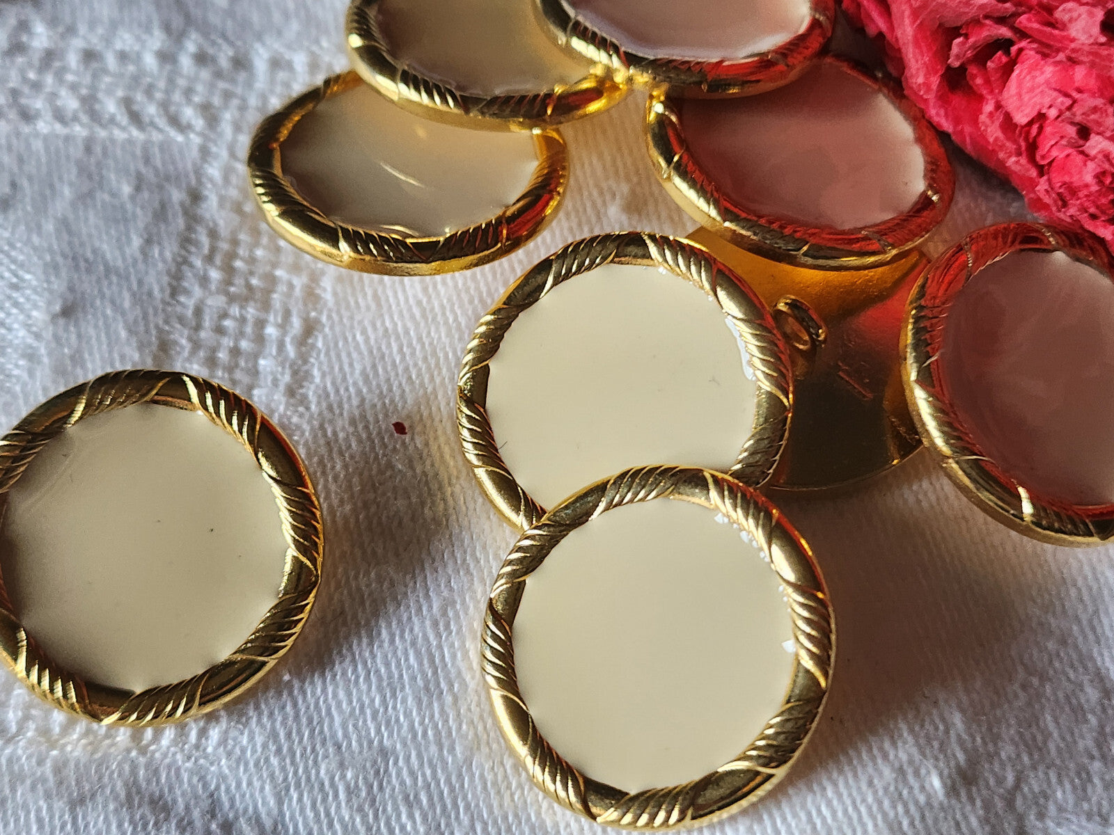 Lot 6 boutons vintage en métal doré créme  lourd pied  2,5 cm ref 3348