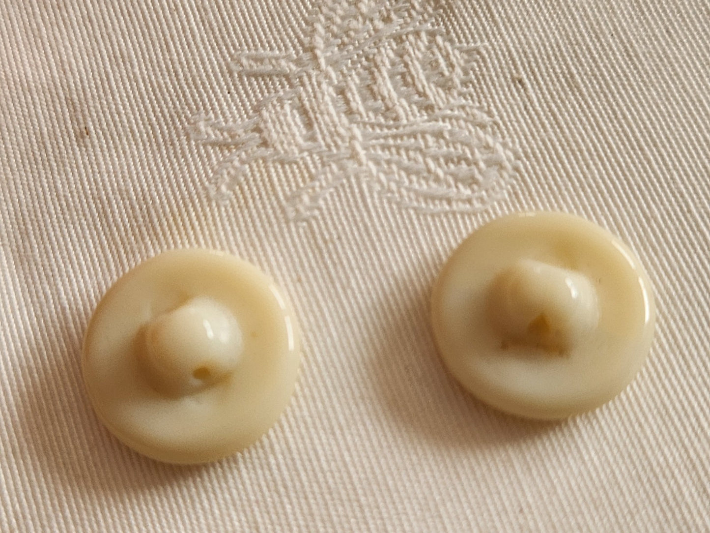 Duo boutons anciens en verre vintage creme/ beige 1,8 cm ou 18 mm G7G