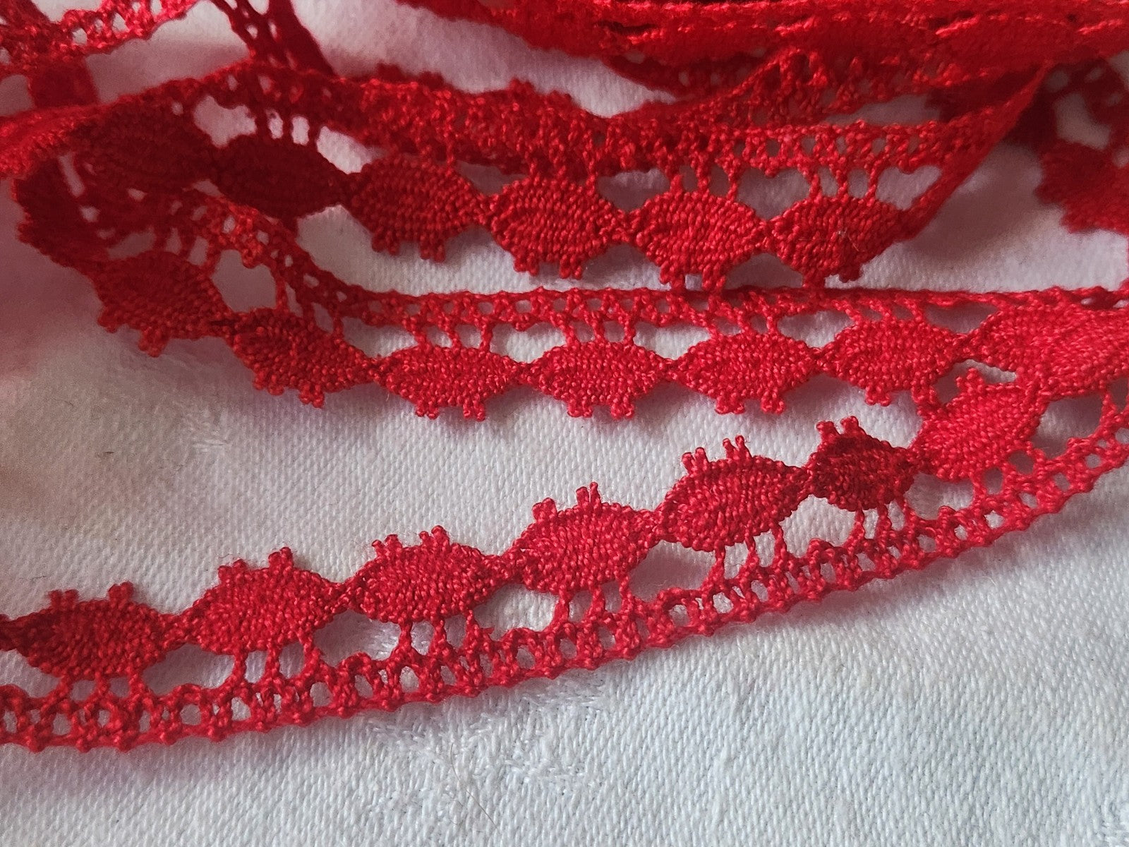 Dentelle vintage rouge DMC    coton large 3 métres sur 1,4 cm A2