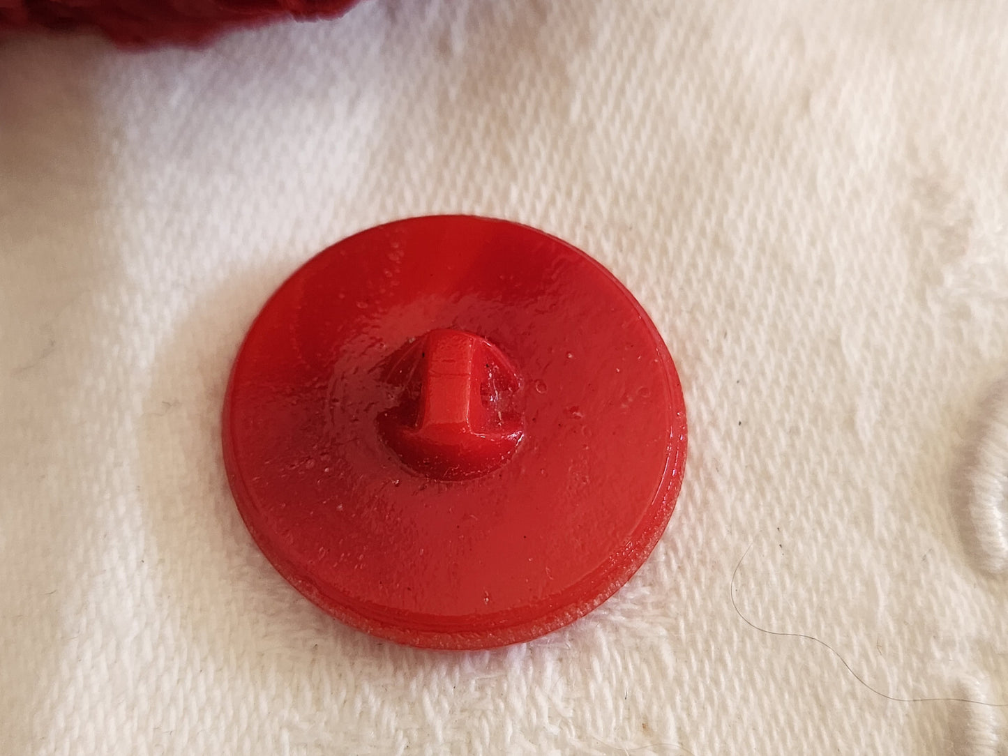 Bouton vintage en verre motif   travaillé relief rouge   2,2 cm G16F