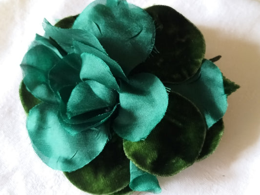 Grosse fleur ancienne vert  montée sur broche velours 11,5 cm sur 12 cm T0-84