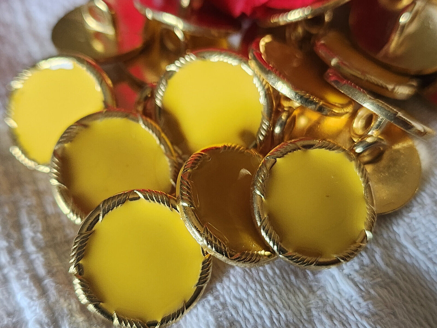 Lot 8 boutons vintage métal doré jaune  à pied 1,5 cm ref 3452