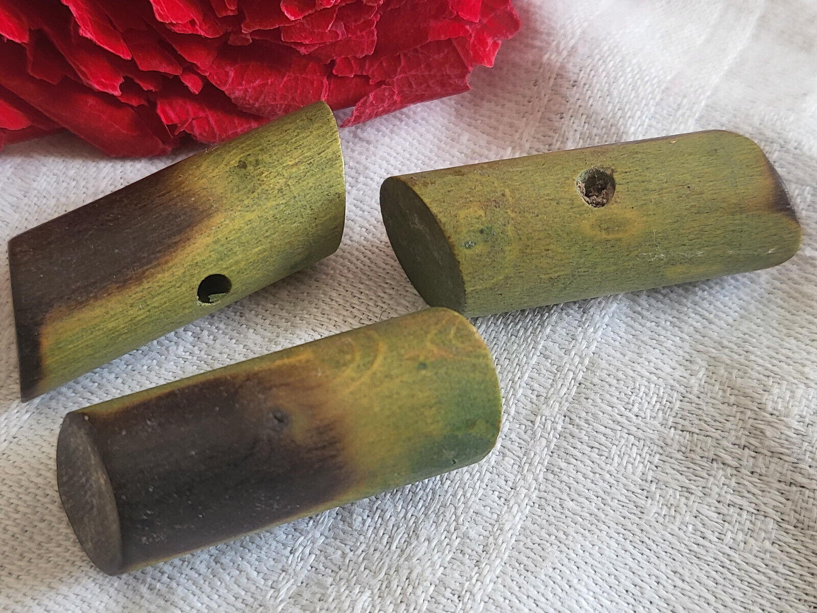 Trio boutons anciens en bois vert buche 3 cm sur 1,2 cm ref 1739