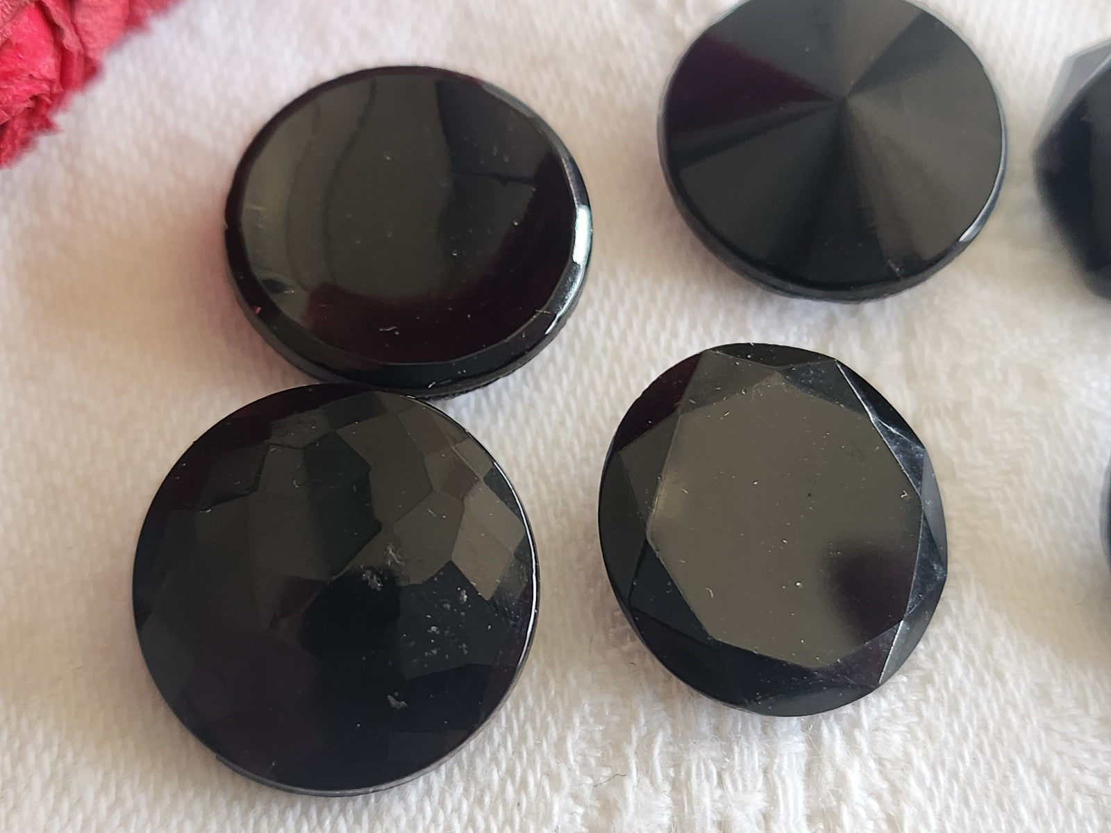 Lot 6 boutons anciens en verre noir 1,7/1,8 cm pied facette ref 6079