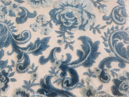 Ancien petit coupon de tapisserie bleu ecru 48 cm sur 53 cm B5