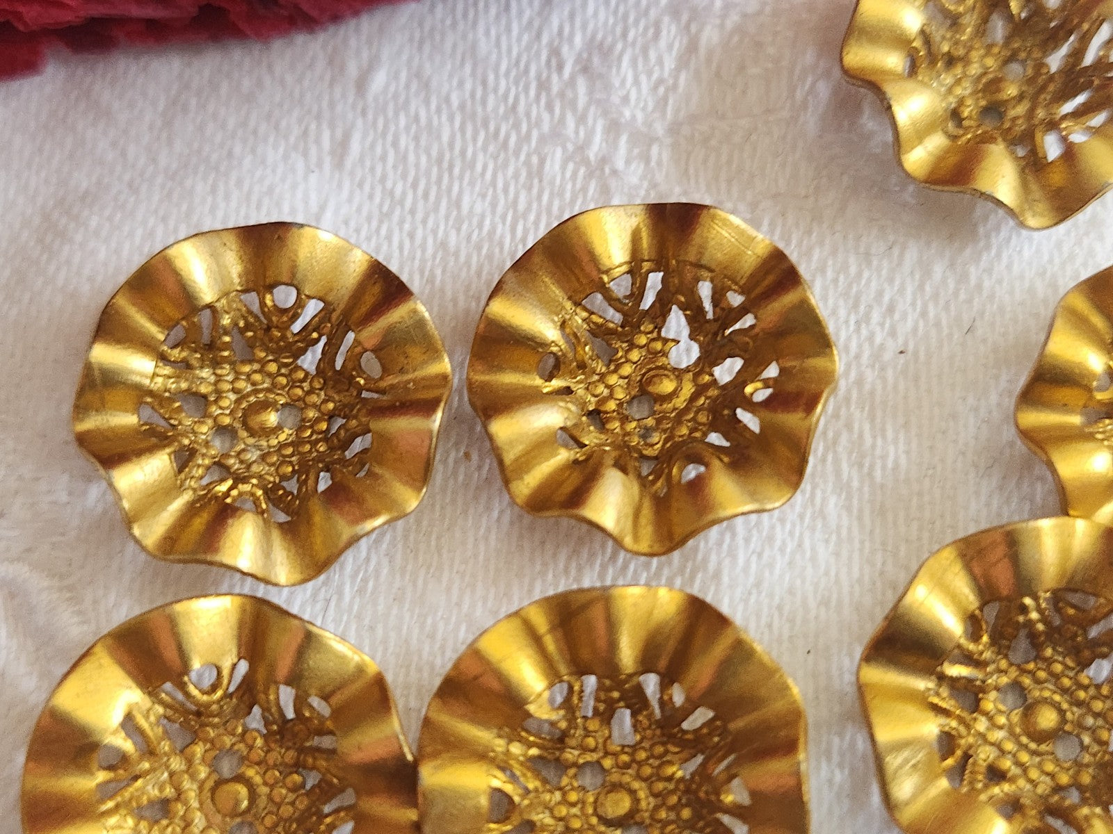 Lot 7 boutons anciens dentelle doré courbé 1,7 cm ref 1718