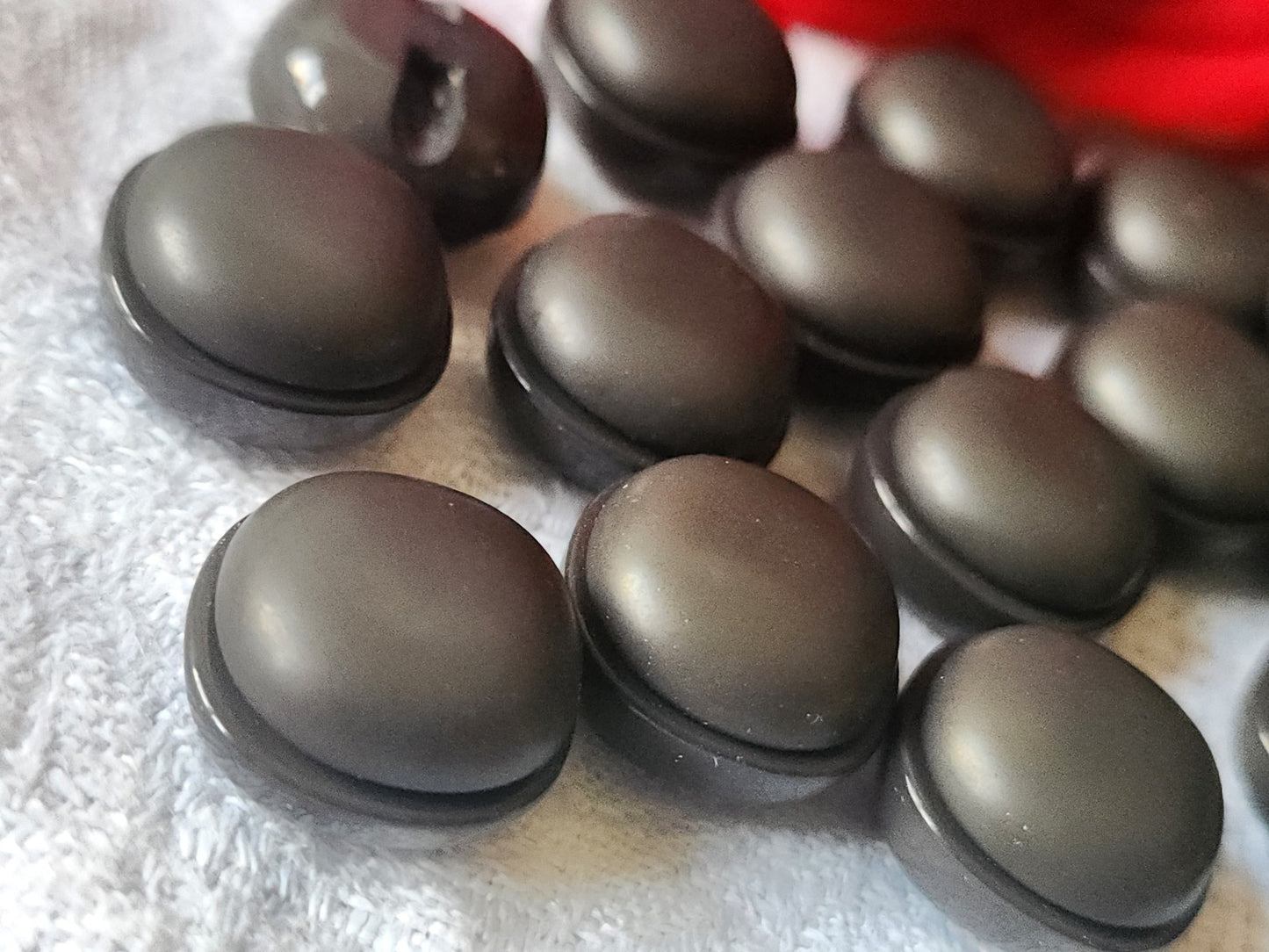 Lot 12 boutons vintage marron mat volume  pied 1,6 cm  ref 5674