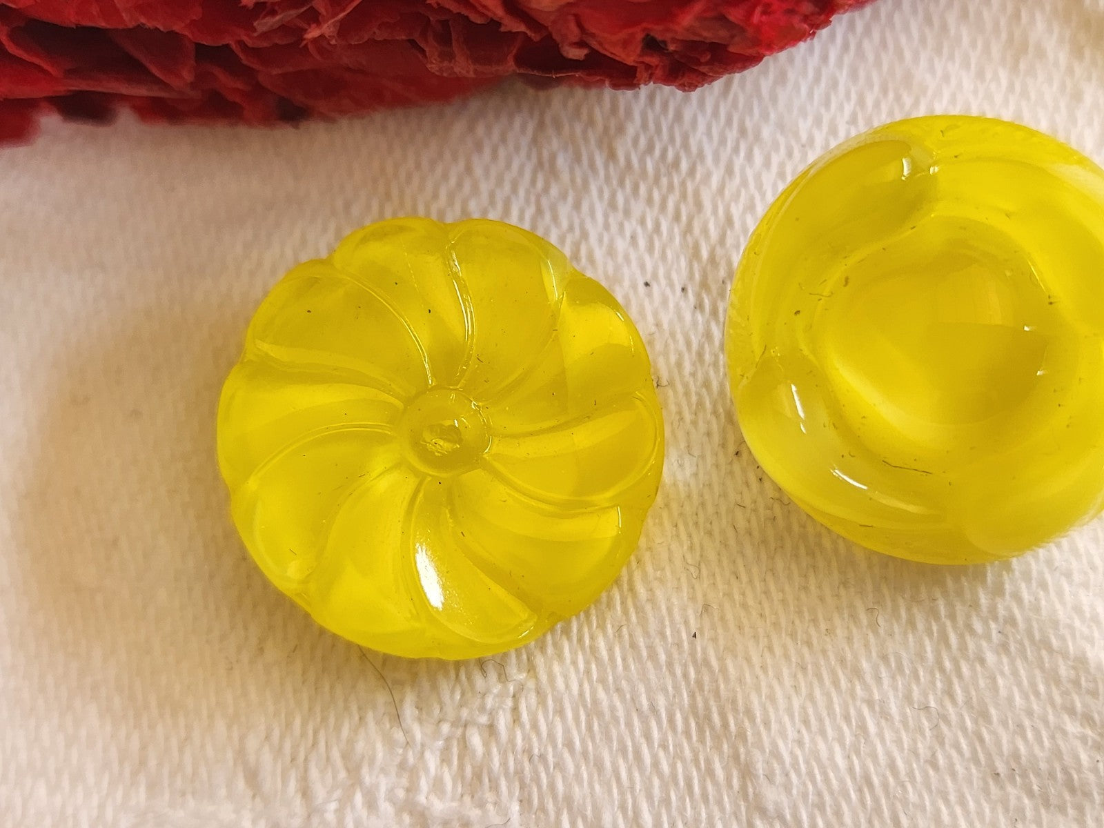 Duo boutons vintage en verre jaune laiteux travaillé 1,7 et   1,8 cm G19I