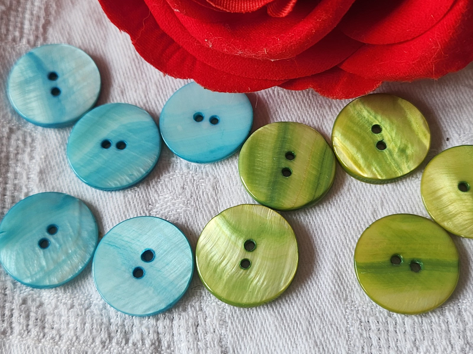 Lot 10 boutons vintage en nacre vert bleu pétillant 2 cm trous ref 1999