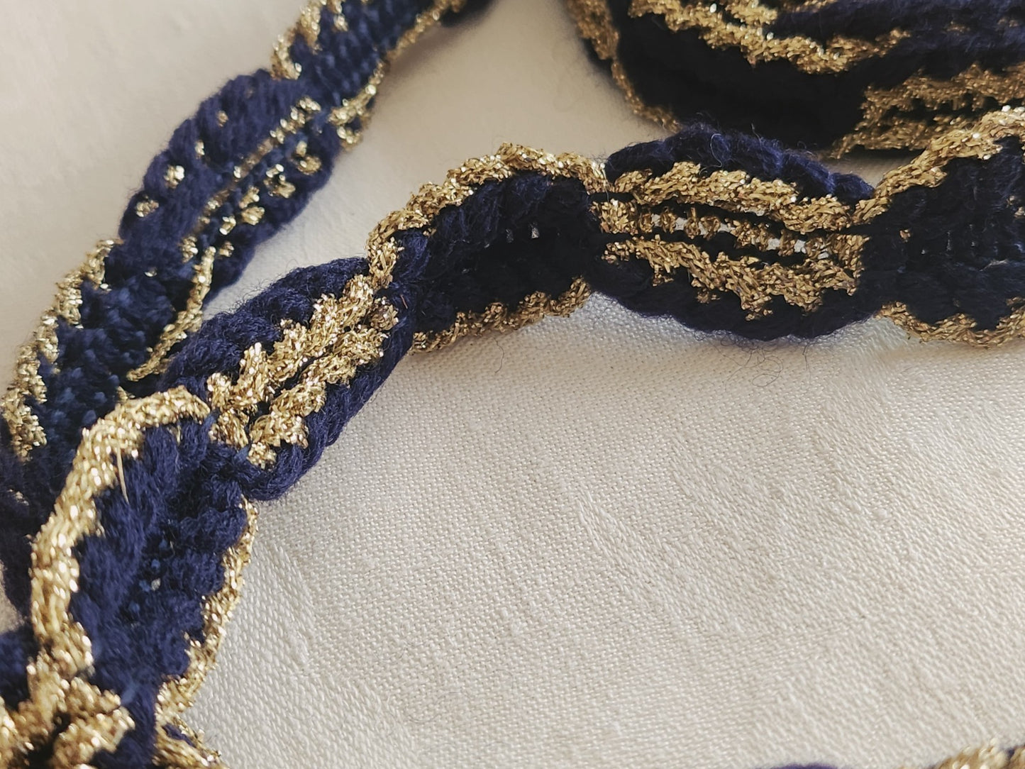 Galon vintage bleu foncé et doré épais 2 mètres 40 sur 2,1 cm A5
