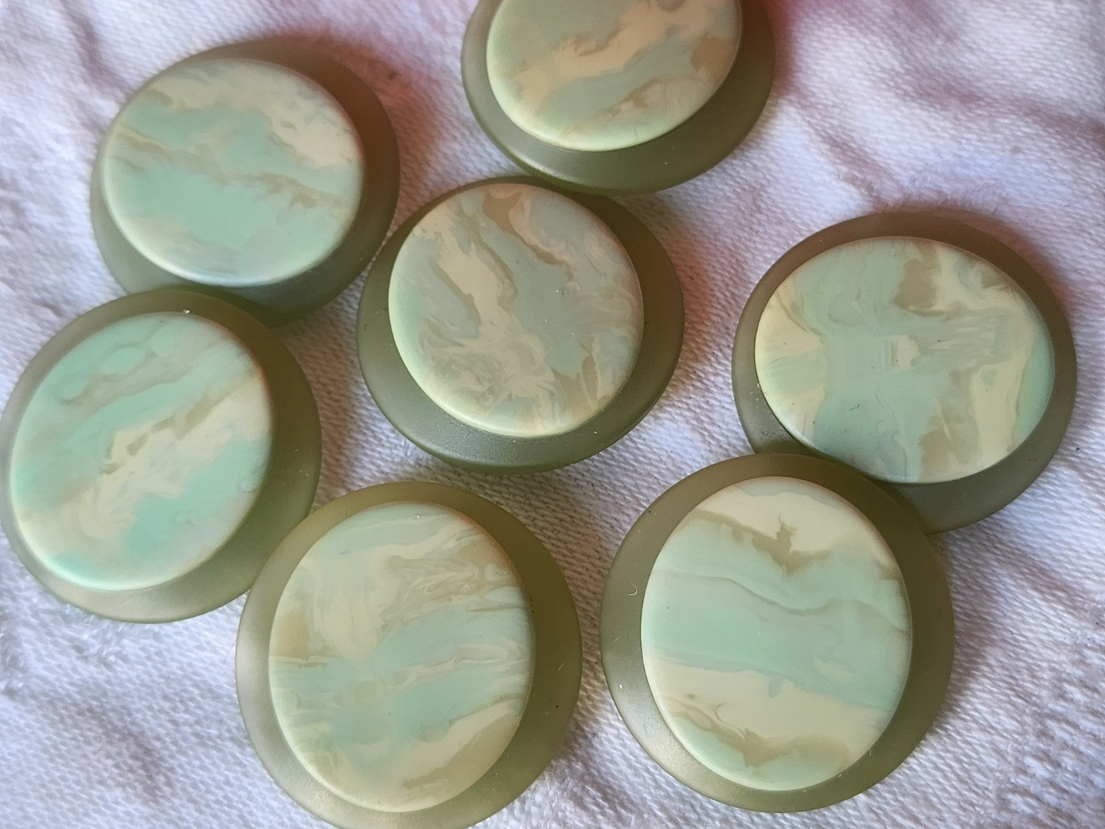 Lot 6 gros  boutons vintage camaieu vert mat 2,7 cm pied ref 3908