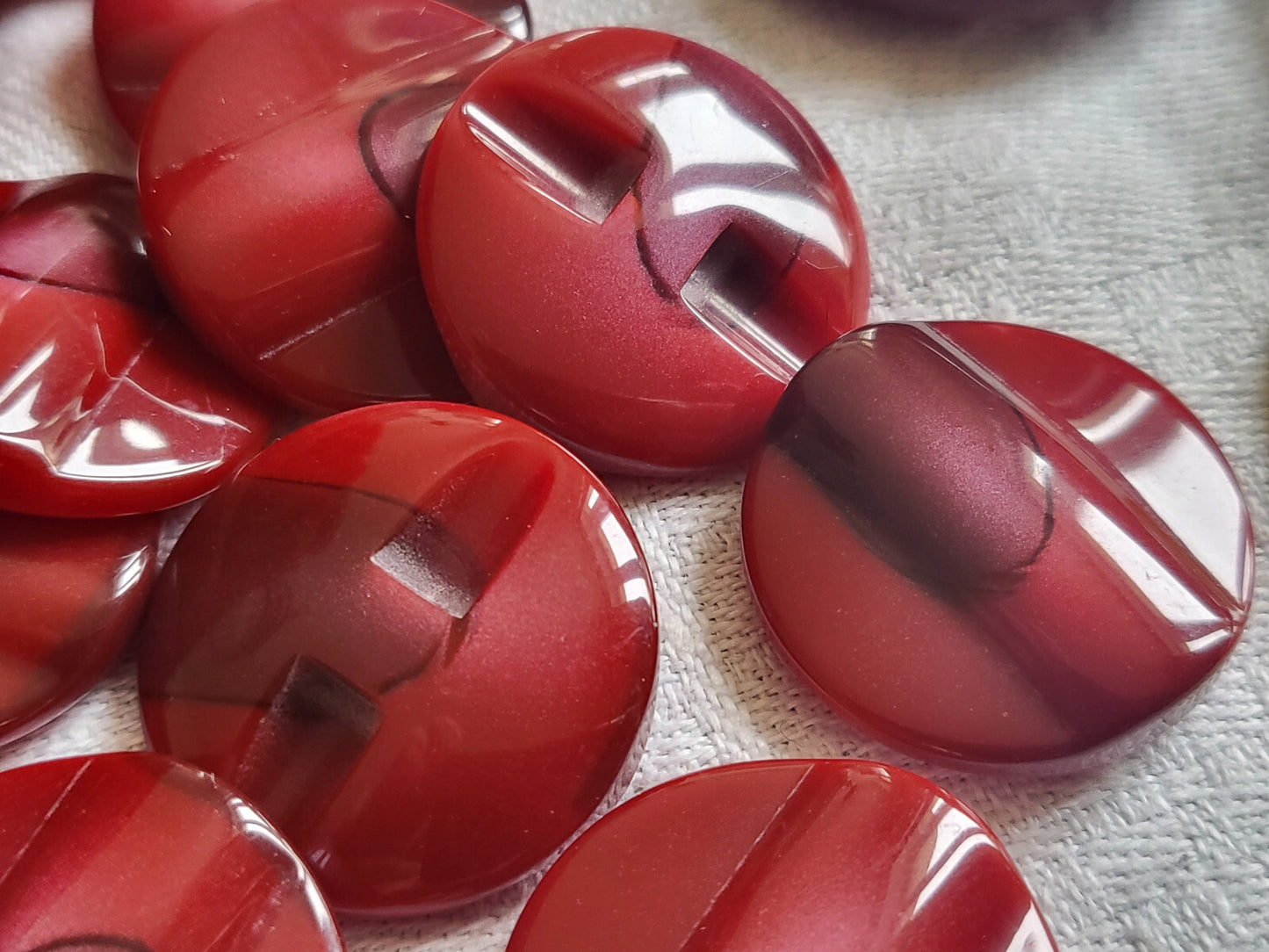 Lot 6 boutons vintage motif relief rouge travaillé à pied  2,2 cm ref 5220