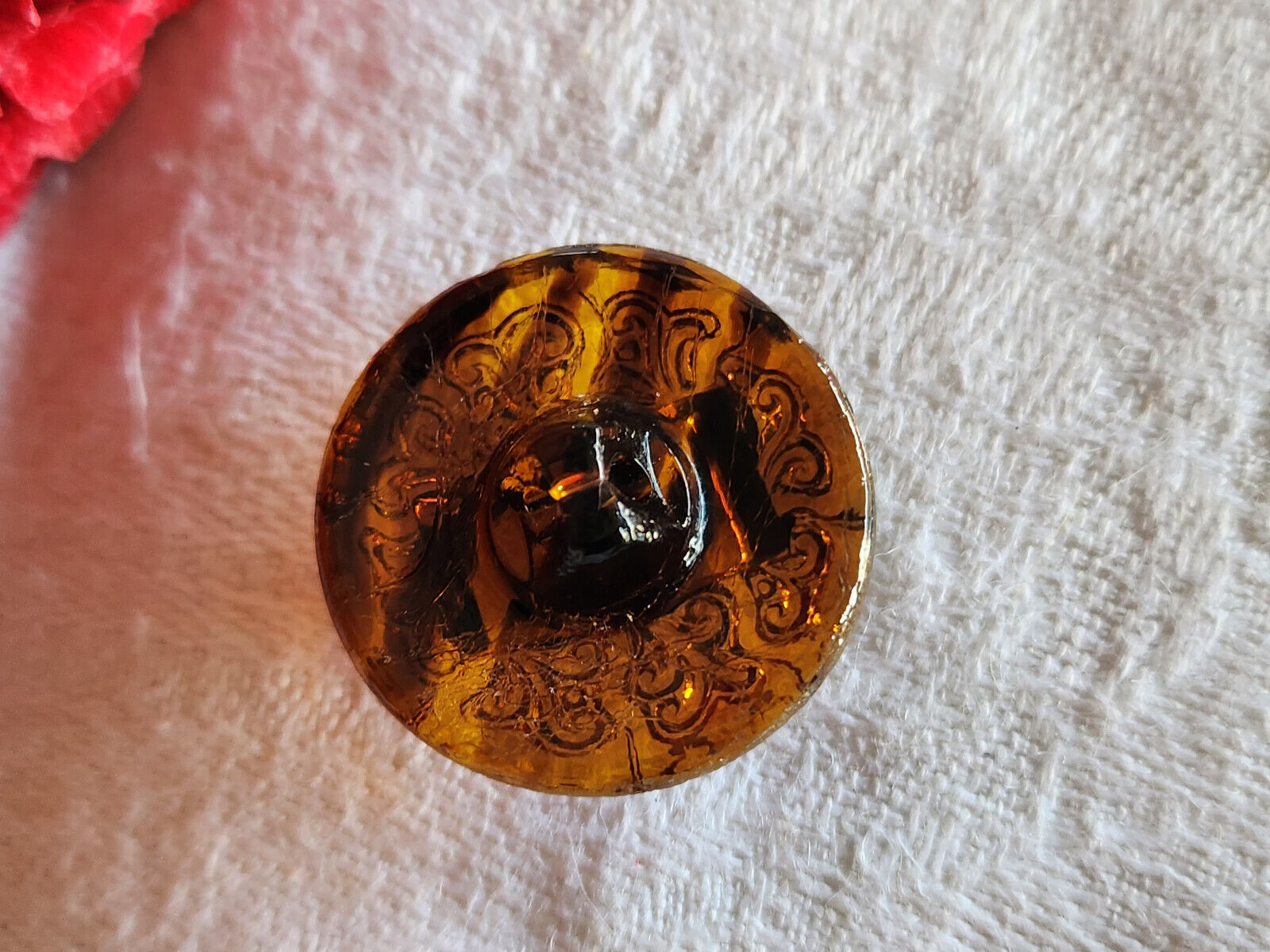 Gros bouton ancien marron en verre écaille relief motif 2,2 cm à pied G10C