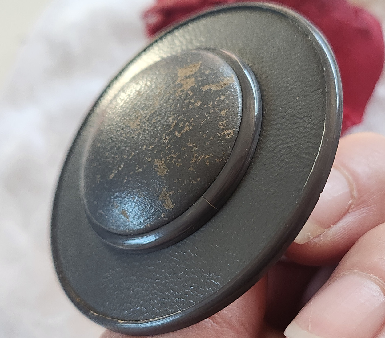 Enorme bouton ancien en cuir forme chapeau gris 6 cm ou 60 mm T7