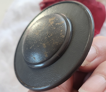 Enorme bouton ancien en cuir forme chapeau gris 6 cm ou 60 mm T7