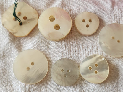 Panaché lot de 7 boutons anciens en nacre blanc 1,7 sur 2,2 cm ref 3947