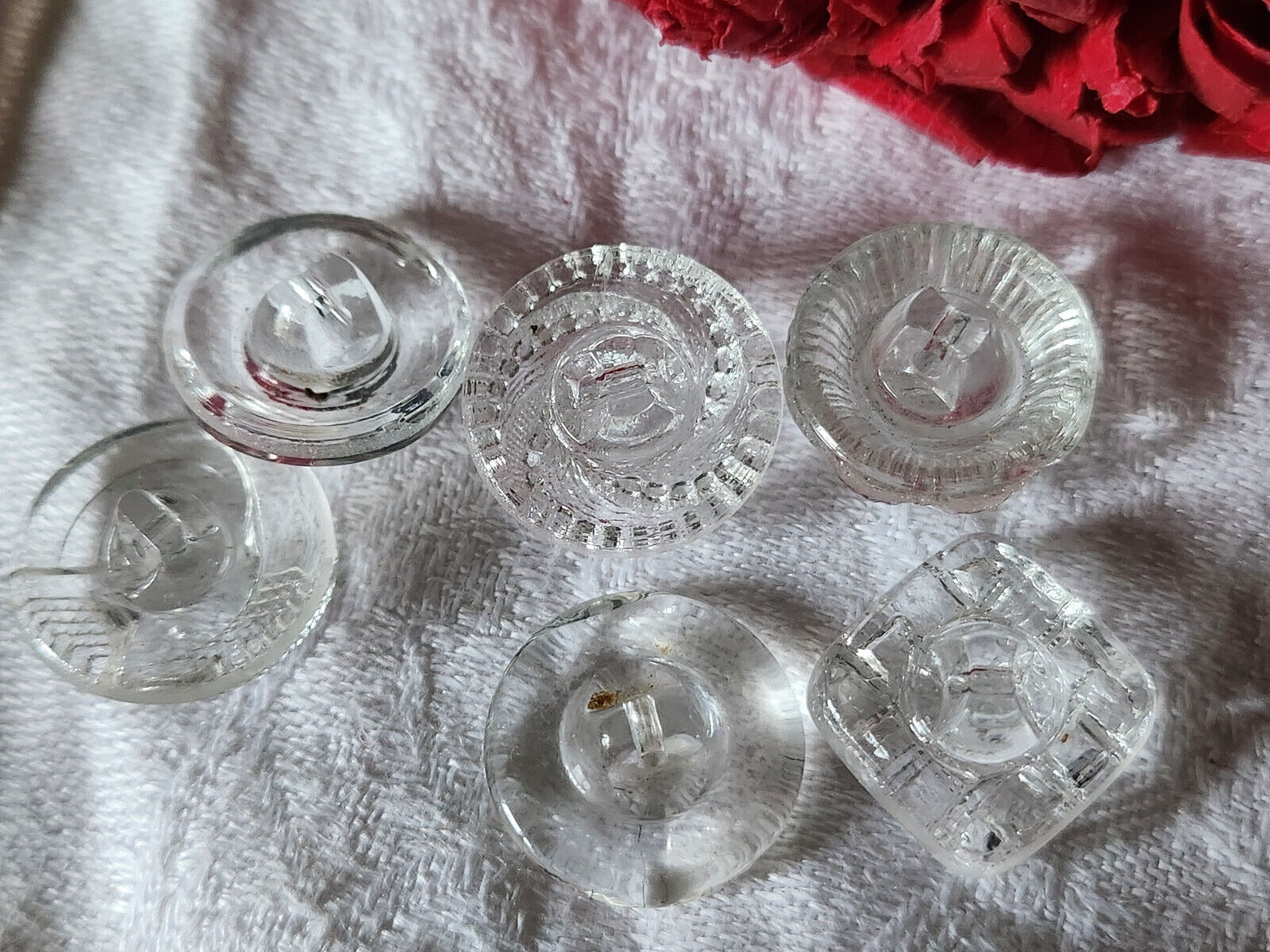 Lot 6 boutons anciens en verre transparent panaché 1,6 à 1,8 cm ref 2799