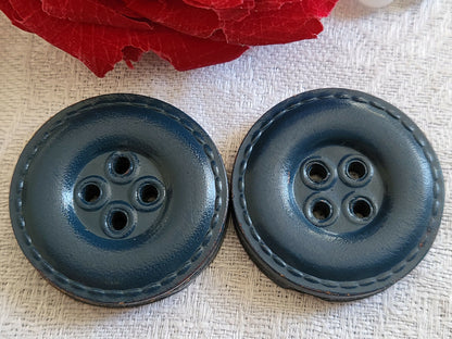 Duo gros boutons anciens en cuir bleu pourtour travaillé  3,1 cm ref 2456