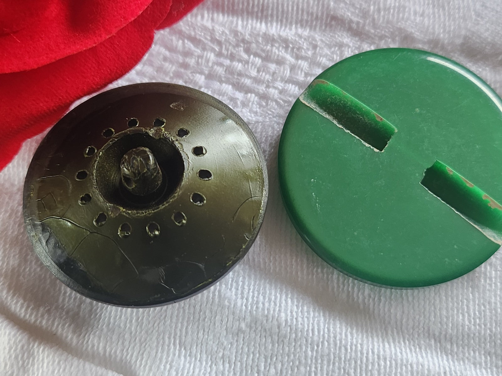 Duo  gros boutons vintage  à pied  vert 3,3 et 3,5 cm ref 2300