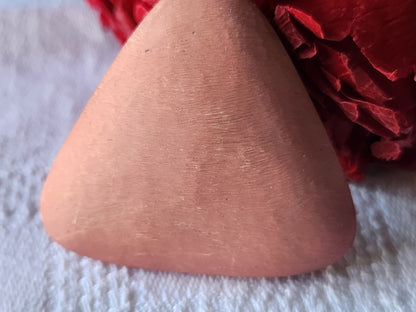 Gros bouton vintage rose forme triangle  4 cm pied mat texturé ref 2788