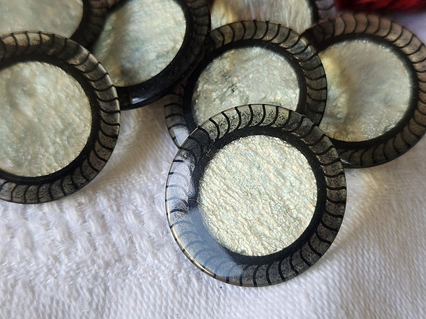 Lot 6 boutons vintage noir coeur créme satiné nacré pied 2,3 cm ref 5476
