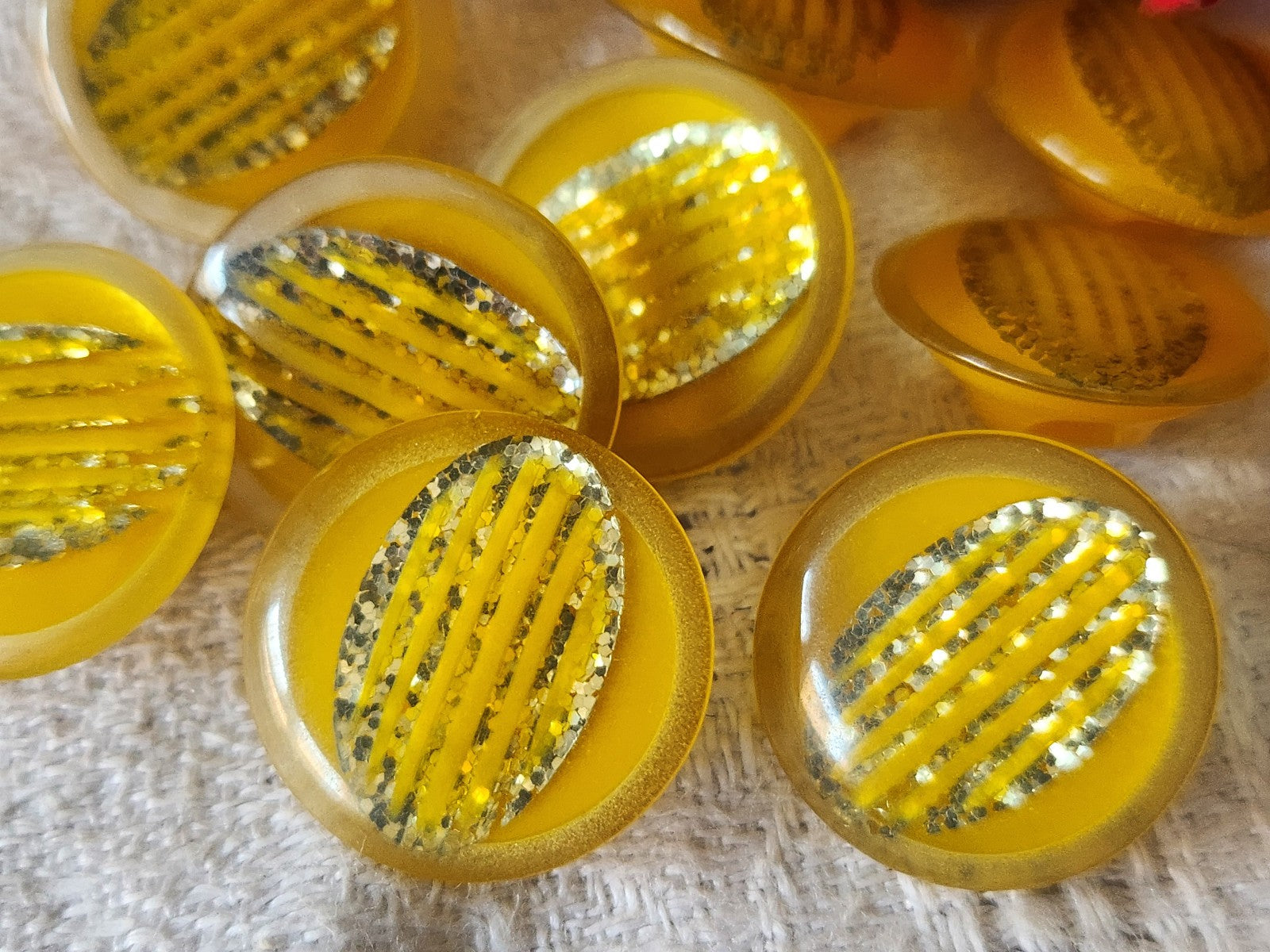 Lot 8 boutons vintage jaune paillette à pied 1,7 cm superbe ref 3301