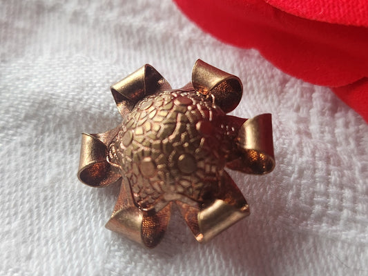 Bouton ancien en métal doré pourtour recourbé à pied 2,3 cm collection D18F