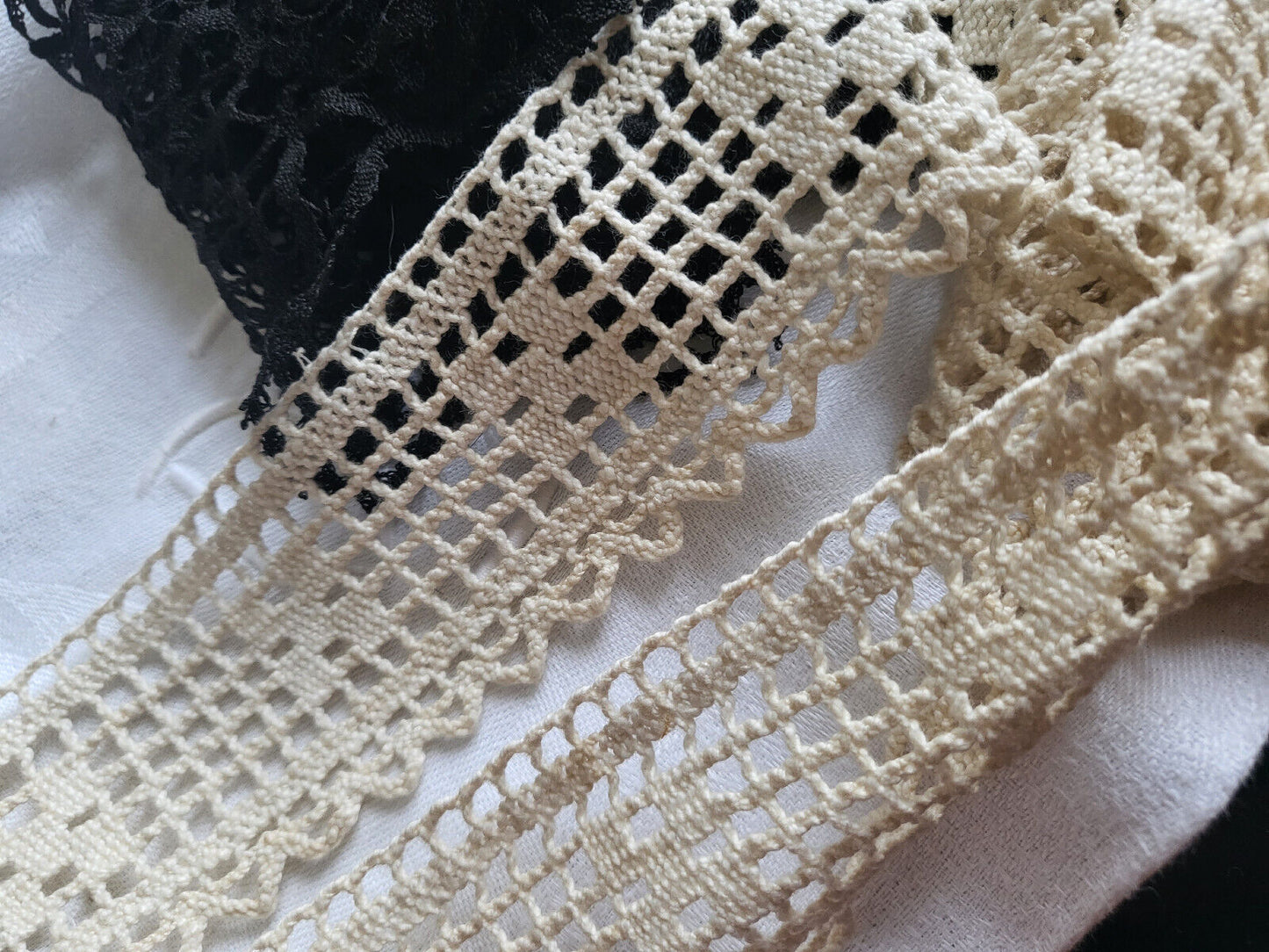 Dentelle large ancienne plutôt épaisse main en 2 coupons 1 m15 et 95 cm sur 5 cm