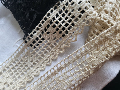 Dentelle large ancienne plutôt épaisse main en 2 coupons 1 m15 et 95 cm sur 5 cm