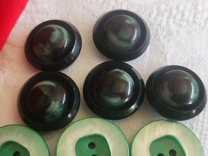 Lot 10 boutons vintage vert deux series 1,9 et 2,1 cm ref 2766