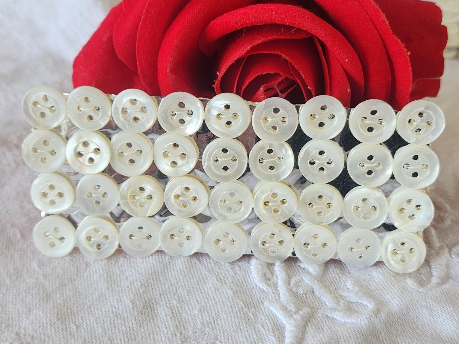 Plaque lot 36 boutons anciens en nacre blanc trous 1 cm corsage mini N°3