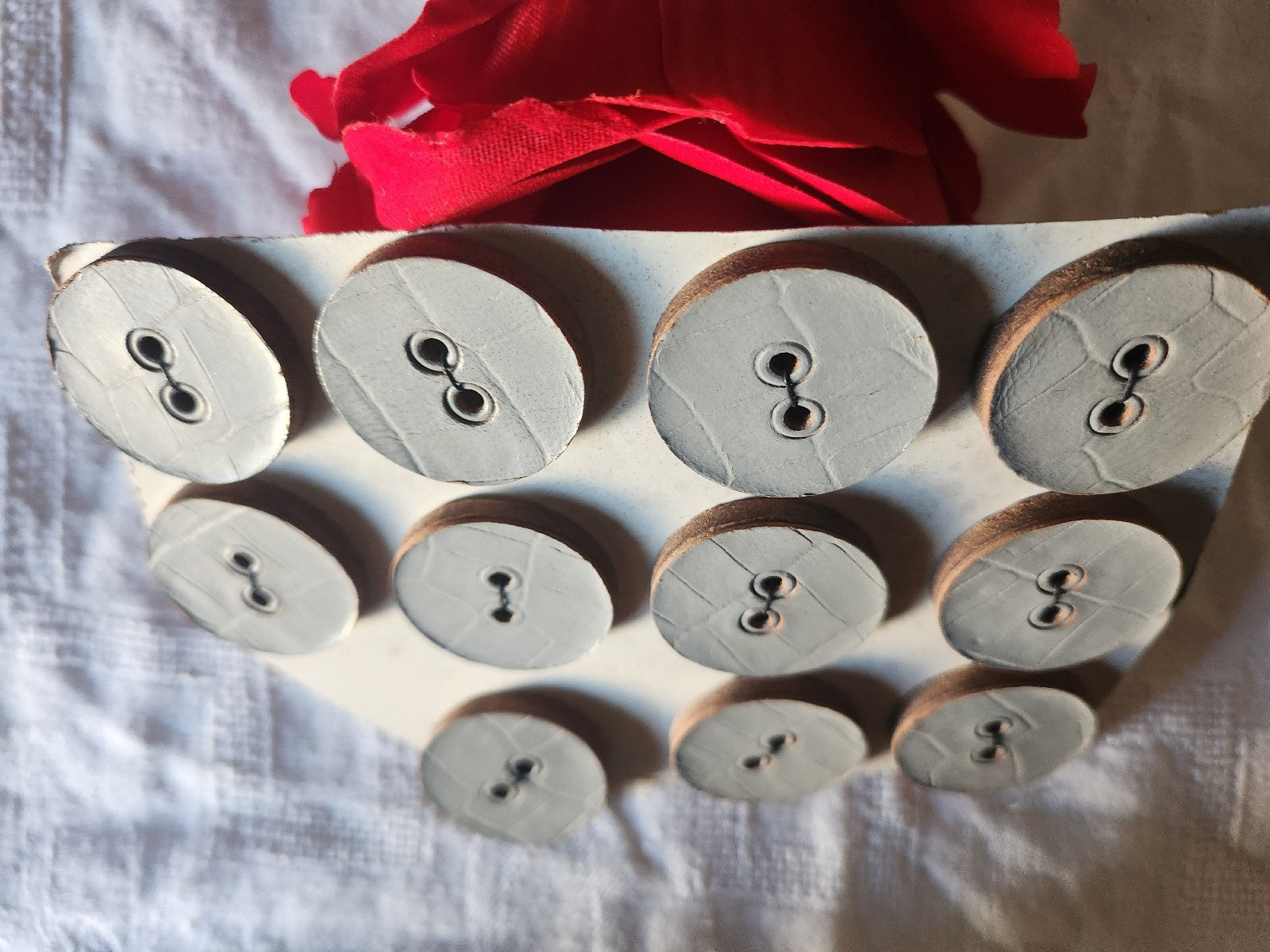 Plaque de 11  boutons anciens en cuir gris gros 2,8 cm à trous