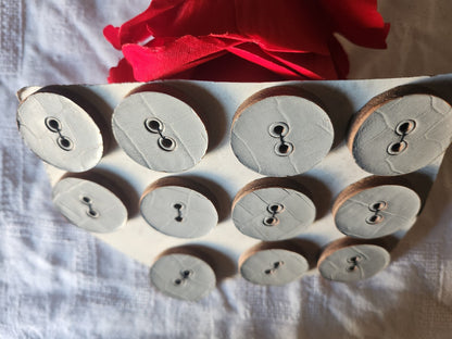 Plaque de 11  boutons anciens en cuir gris gros 2,8 cm à trous