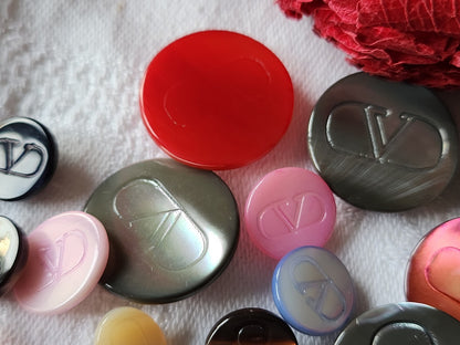 Lot 26 boutons vintage en nacre gris  valentino?  panaché 1,1 à 2 cm  ref 3670